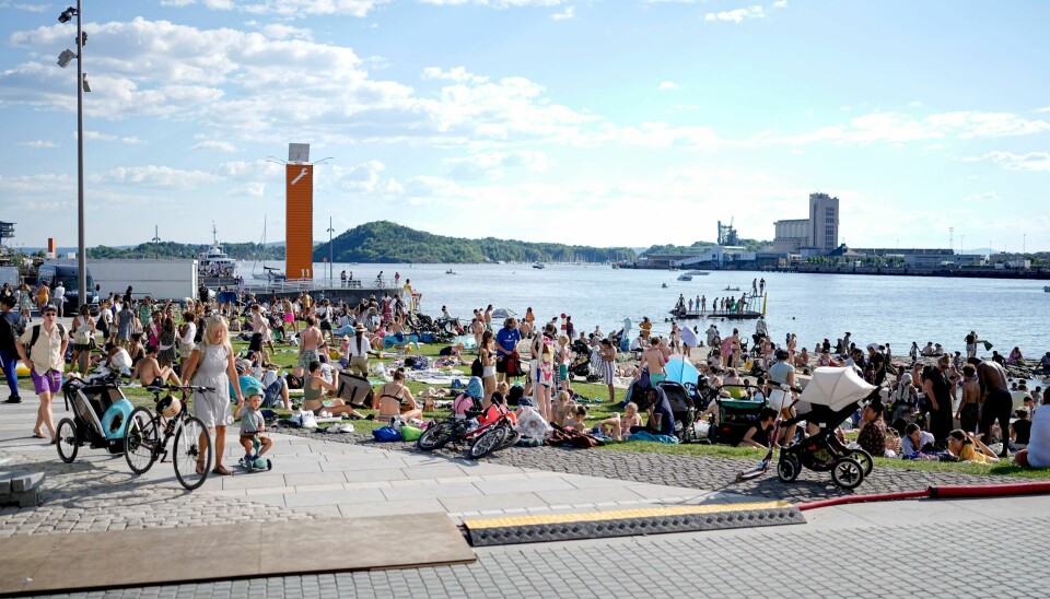 Mange tok denne helgen turen ut for å nyte den gode sommervarmen på den nye Operastranda ved operahuset i Bjørvika i Oslo. I Uganda ville en slik oppførsel gitt to ukers fengsel under den 42 dager lange koronanedstengningen som varer ut juli. Sydentemperatur i Oslo. Foto: Fredrik Hagen / NTB