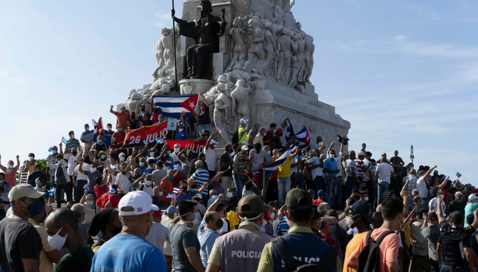 OPPRØR: Demonstranter har samlet seg foran et monument i Havana på Cuba. De har mistet tålmodigheten med og frykten for regimet.