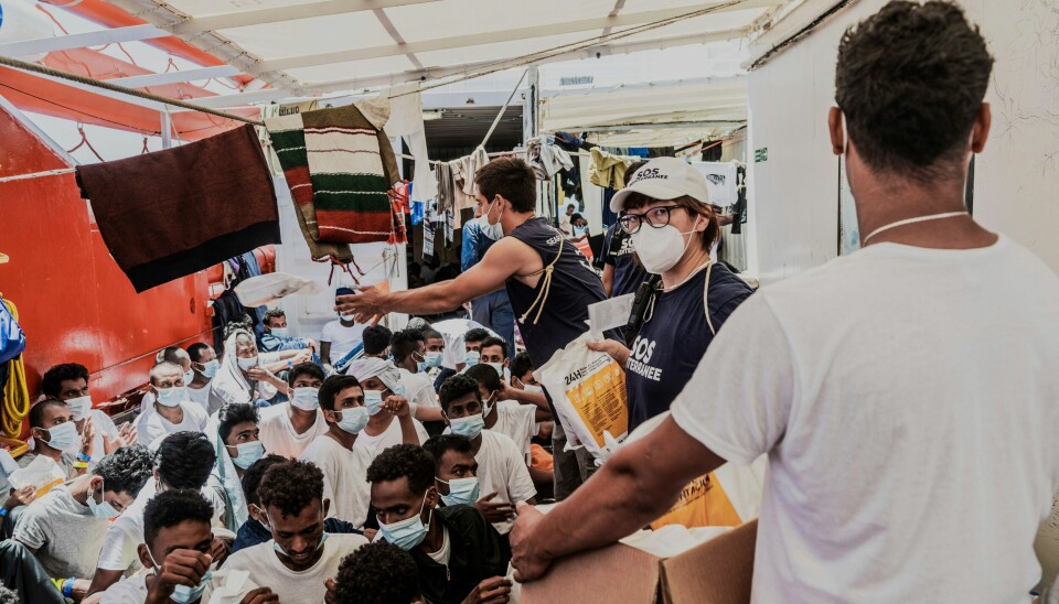 REDNINGSOPERASJON: Stab deler ut mat til flyktninger på dekket til skipet Ocean Viking i begynnelsen av juli. Bistandsarbeidere deler ut mat til noen av de over 573 migrantene som har blitt plukket opp i Middelhavet av redningsfartøyet Ocean Viking den siste uka. Foto: SOS Méditerranée / AP / NTB