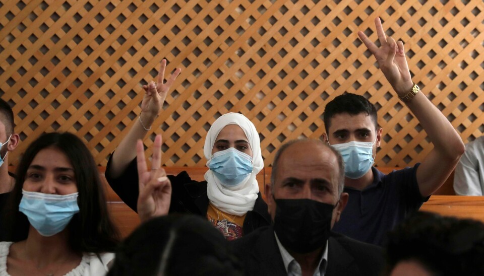 SEIERSTEGN: De palestinske tvillingene Muna og Mohamed al-Kurd gjorde seierstegn da israelsk høyesterett nok en gang utsatte beslutningen om utkastelse av palestinske familier fra Sheikh Jarrah i okkuperte Øst-Jerusalem. Foto: AP / NTB De palestinske tvillingene Muna og Mohamed al-Kurd gjorde seierstegn da israelsk høyesterett nok en gang utsatte beslutningen om utkastelse av palestinske familier fra Sheikh Jarrah i okkuperte Øst-Jerusalem. Foto: AP / NTB