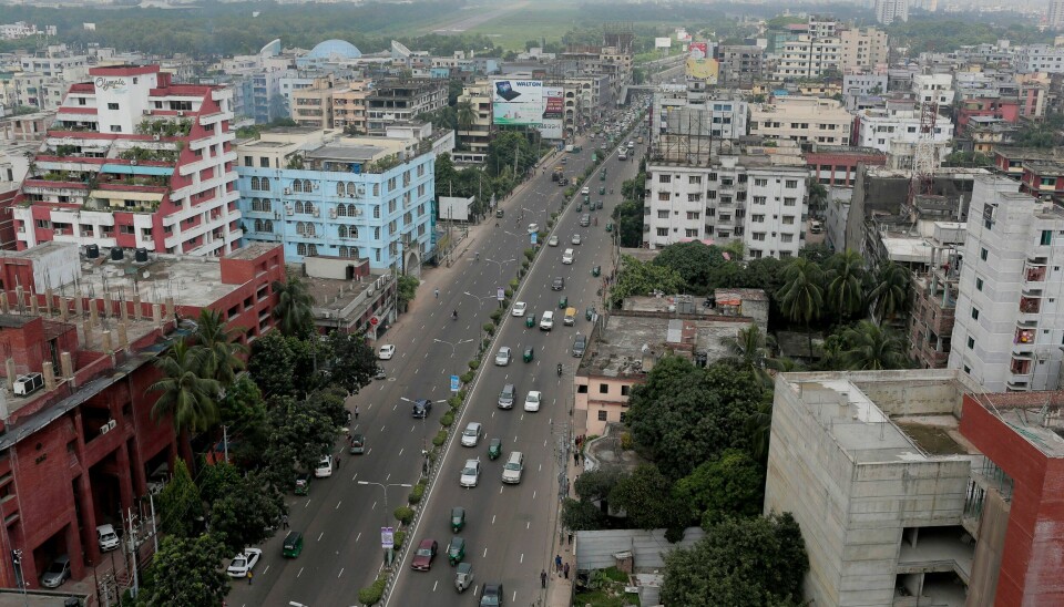 Dhaka er hovedstad i Bangladesh. Cars ply on a road in Dhaka, Bangladesh, Thursday, Oct. 1, 2015. Despite the government's banning of several radical Islamic groups, intelligence sources have confirmed that several hard-line groups are active in Bangladesh where almost 90 percent of its 160 million people are Muslim. The Islamic State group has claimed responsibility for gunning down an Italian aid worker in the diplomatic quarter of Bangladesh's capital, according to an intelligence group that monitors jihadist threats, while the government said it had no evidence to back up that claim. IS warned that 'citizens of the crusader coalition' would not be safe in Muslim nations. (AP Photo/ A.M. Ahad)