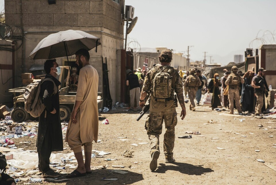 SJEKKER: Kanadiske styrker går gjennom en kontrollpost for evakuering på flyplassen i Kabul. En canadisk soldat går gjennom et kontrollpunkt ved flyplassen i Kabul. Foto: Victor Mancilla/U.S. Marine Corps via AP / NTB