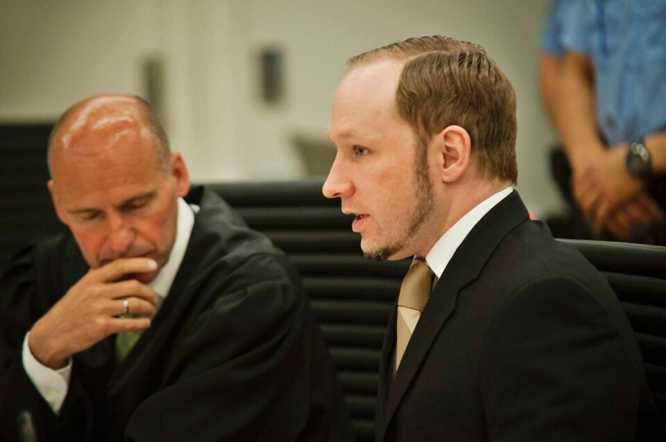 Anders Behring Breivik, her er han sammen med sin tidligere forsvarer Geir Lippestad i retten. Anders Behring Breivik tok fredag politiet i forsvar. Her er han sammen med sin forsvarer Geir Lippestad i retten fredag.