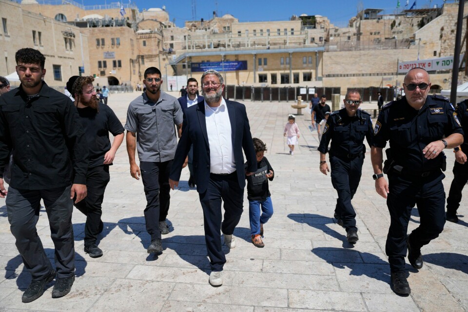 Israels høyrenasjonalistiske sikkerhetsminister Itamar Ben-Gvir besøker Haram al-Sharif, eller Tempelhøyden, sammen med sine livvakter, i spissen for flere tusen jøder. Foto: Ohad Zwigenberg / AP / NTB Israels sikkerhetsminister Itamar Ben-Gvir har gjentatte ganger brutt reglene for hvordan man skal oppføre seg på området ved al-Aqsa-moskeen i Øst-Jerusalem. Foto: Ohad Zwigenberg / AP / NTB