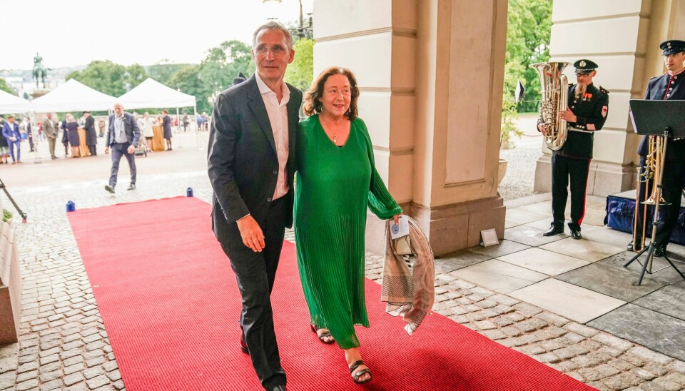 Nato-sjef Jens Stoltenberg og Ingrid Schulerud ankommer bakgårdsfesten på Slottet i Oslo fredag. Nato-sjef Jens Stoltenberg og Ingrid Schulerud ankommer bakgårdsfesten på Slottet i Oslo fredag.Foto: Stian Lysberg Solum / NTB / POOL