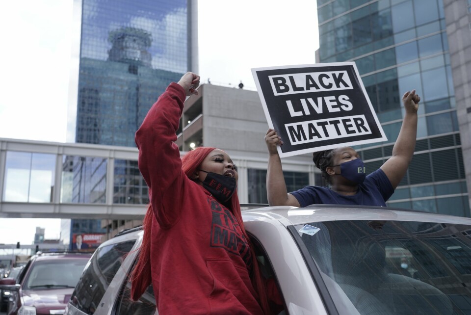 FEIRET: I Minneapolis jublet folk etter dommen mot Derek Chauvin. Folk i Minneapolis jubler etter at Derek Chauvin ble funnet skyldig i drap på George Floyd. Foto: Morry Gash / AP / NTB