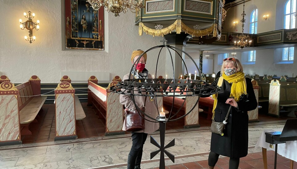 ÅPEN KIRKE: Kirkene har gjort mye for å være åpne, selv om man ikke kan samles til gudstjeneste. Lystenning i Oslo domkirke er et eksempel.