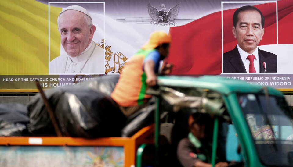 Plakat hengt opp i forkant av pavens besøk i Indonesia. Foto: Dita Alangkara / AP / NTB Plakat hengt opp i forkant av pavens besøk i Indonesia. Foto: Dita Alangkara / AP / NTB