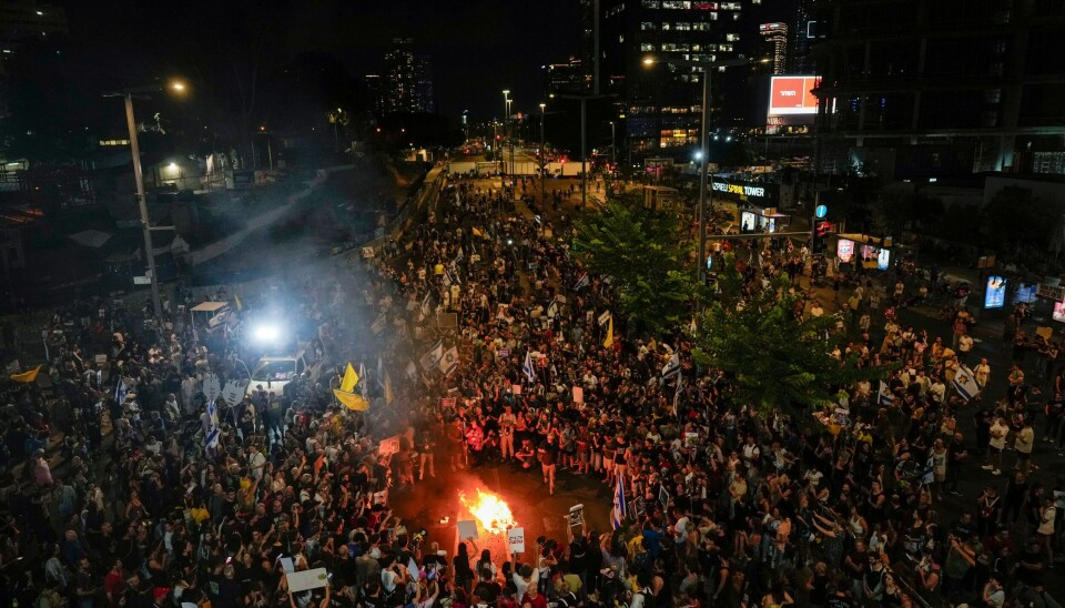 Tusener av demonstranter samlet seg igjen tirsdag kveld i Tel Aviv for å kreve at statsminister Benjamin Netanyahu aksepterer en våpenhvile og henter hjem de gjenværende gislene i Gaza. Foto: Ariel Schalit / AP / NTB Tusener av demonstranter samlet seg igjen tirsdag kveld i Tel Aviv for å kreve at statsminister Benjamin Netanyahu aksepterer en våpenhvile og henter hjem de gjenværende gislene i Gaza. Foto: Ariel Schalit / AP / NTB