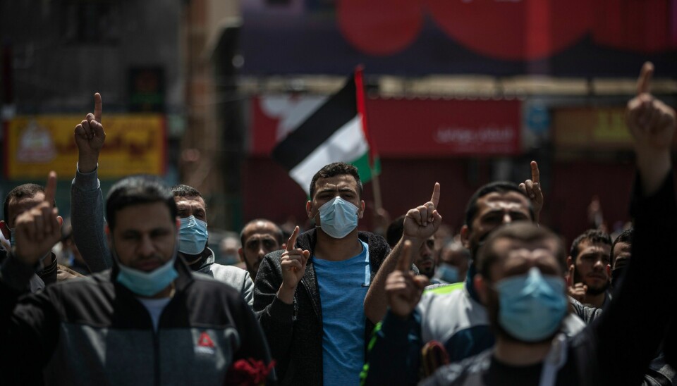 Palestinere i Gaza demonstrerer til støtte for palestinere i Jerusalem som har støtt sammen med politiet. Foto: Khalil Hamra / AP / NTB Palestinere i Gaza demonstrerer til støtte for palestinere i Jerusalem som har støtt sammen med politiet. Foto: Khalil Hamra / AP / NTB