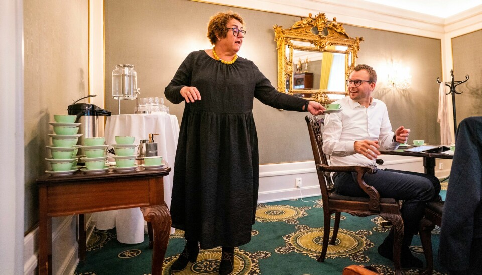 LANDSMØTE: Nestleder Olaug Bollestad og partileder Kjell Ingolf Ropstad på Hotell Bristol i Oslo, der KrF ledelsen er samlet under partiets landsmøte. Nestleder Olaug Bollestad serverer kaffe til partileder Kjell Ingolf Ropstad i en pause under KrFs landsmøte som avholdes digitalt fra Hotel Bristol i Oslo.Foto: Håkon Mosvold Larsen / NTB