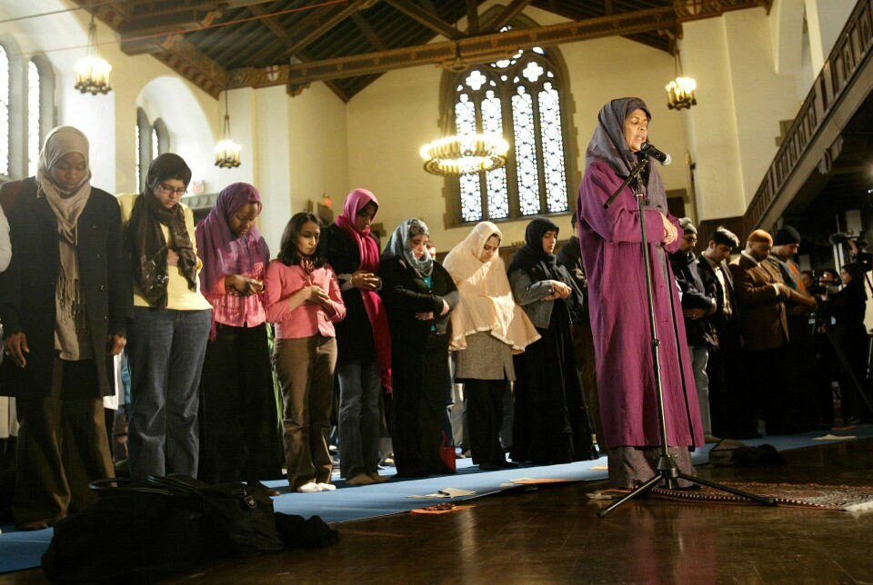 Amina Wadud leder fredagsbønnen i New York i 2005.,Menn og kvinner ba side om side. fredagsbønnen i New York det er fremdeles et definerende øyeblikk for muslimske feminister.