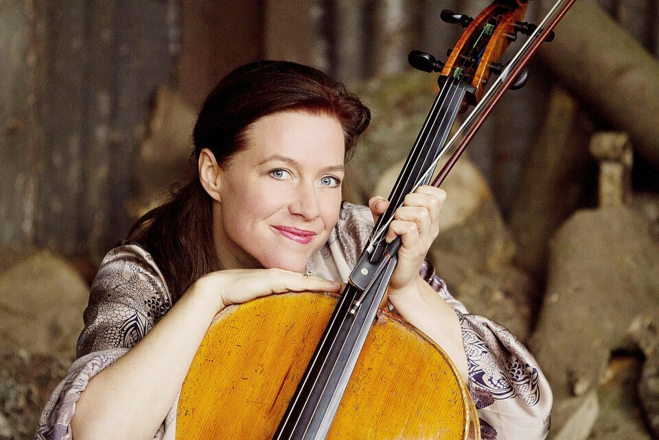Cellist Bjørg Lewis har spilt inn Bachs cellosuiter.