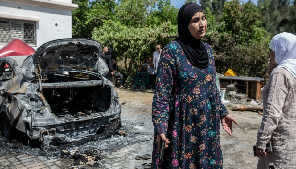 SIVILE TAP: Sørgende slektninger utenfor huset der to palestinske israelere, en far og hans 16 år gamle datter, ble drept av raketter avfyrt fra Gaza. I Gaza er mange sivile, blant annet 13 barn, drept av israelske bomber. Slektninger samler seg ved huset til Khalil Awaad og hans 16 år gamle datter Nadine som ble drept ved den israelske byen Lod av en rakett fra Gaza. Foto: Heidi Levine / AP / NTB