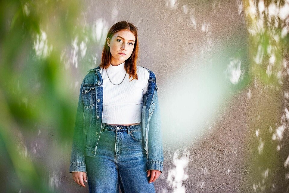 Artist Hanne Mjøen etterlyser mer informasjon fra PR-byråer og merkevarer når de benytter seg av influencing som markedsføring. Når hun har foto-shoots får hun låne klær, men ingen informasjon om hvordan det skal merkes i sosiale medier. Her har hun imidlertid på klær hun har kjøpt selv.