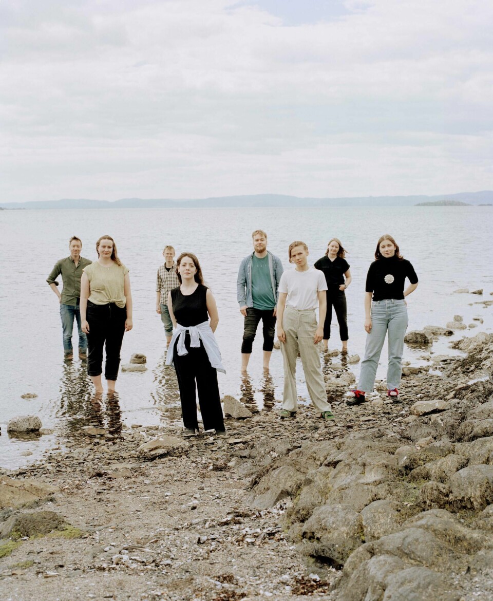 TIL MENNESKERETTSDOMSTOLEN: Fra venstre Frode Pleym (leder Greenpeace), Ingrid Skjoldvær (27), Gaute Eiterjord (25), Mia Chamberlain (22), Lasse Bjørn (24), Gina Gylver (20), Therese Hugstmyr Woie (leder Natur og ungdom) og Ella Marie Hætta Isaksen (23). De ber Den europeiske menneskerettsdomstolen vurdere om norsk oljeleting bryter menneskerettighetene. On 15 June 2021, Greenpeace and Young Friends of the Earth, along with six young climate activists file an application with the European Court of Human Rights (ECtHR). The applicants claim that the decision by the Norwegian government to issue licences for oil and gas extraction in the Norwegian Arctic violates their fundamental human rights and increases the risk of harm due to climate change.The individual applicants include six young activists: Ingrid Skjoldvær (27), Gaute Eiterjord (25), Ella Marie Hætta Isaksen (23), Mia Cathryn Chamberlain (22), Lasse Bjørn (24), and Gina Gylver (20).