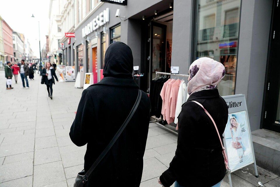 Kvinner kledd i hijab i Oslo sentrum. Kontroversielle islam-saker får større oppmerksomhet enn de fortjener, mener Marius Linge, forsker ved OsloMet.