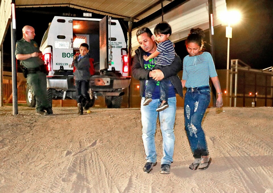 Amerikanske grensevakter stopper og anholder barn på grensa med Mexico. Her tar en ulovlig innvandrer fra Honduras med seg sine barn etter å ha blitt stoppet på grensa.