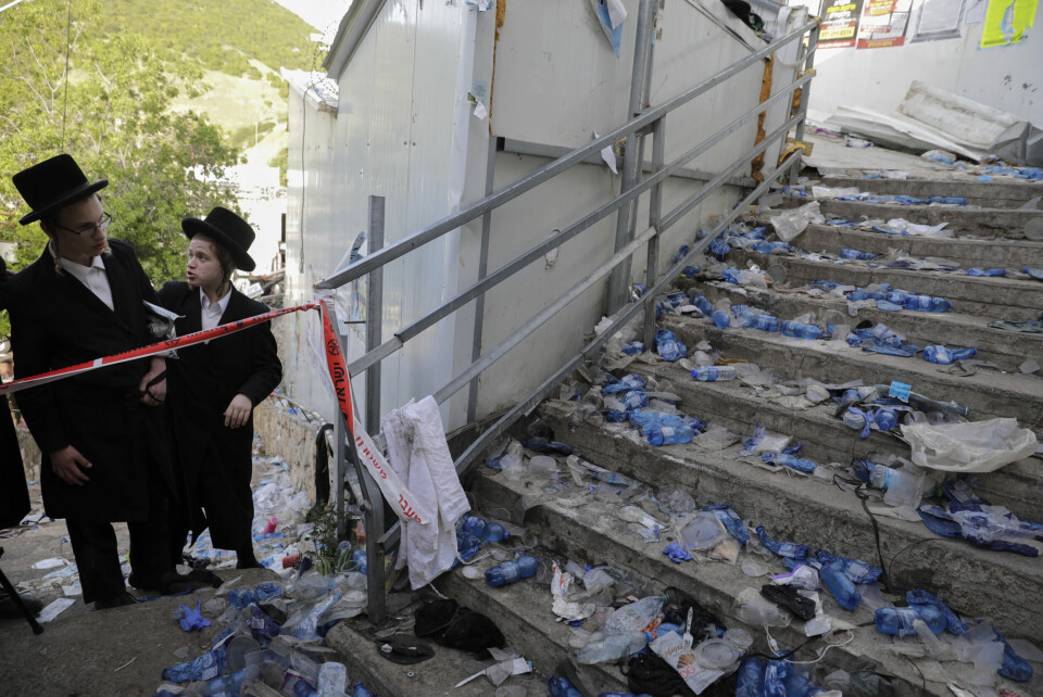 KATASTROFE: Lag Ba´Omer-feiringen ved Mt. Merton nord i Israel endte i katastrofe. En rekke gjenstander ligger igjen etter tragedien natt til fredag. Foto: Sebastian Scheiner / AP / NTB