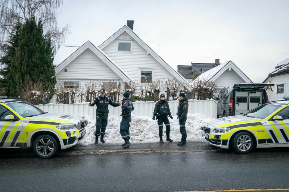 Politiet ransaket boligen til daværende justisminister Tor Mikkel Wara på Røa i Oslo i mars 2019. Waras hus skimtes så vidt til høyre på bildet. Nå er Waras samboer Laila Anita Bertheussen tiltalt for angrep og trusler mot statsorganer.