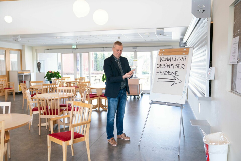 Klare råd til alle: Vennligst desinfiser hendene. På Bråset Bo og omorgsenter i Asker er dørene stengt for alle bortsett fra ansatte og pårørende.