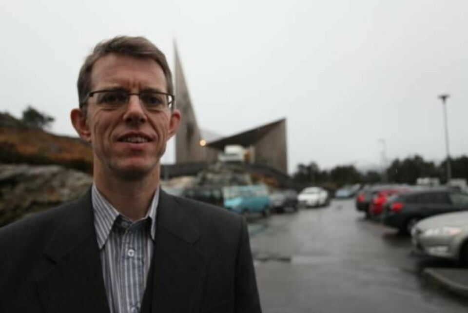 – Jeg har et ansvar for å tale inn i den situasjonen vi er i, sier sokneprest Geir Øy i Knarvik kirke, hvor søndagens radiogudstjeneste avholdes.