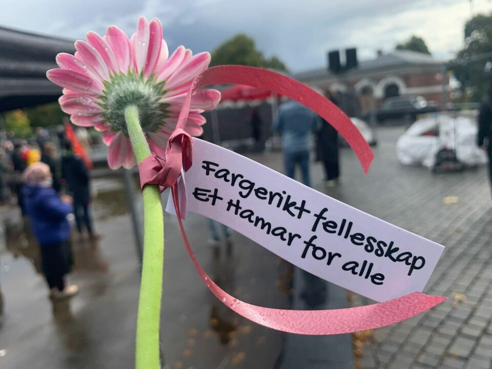 Kirken markerer motstand mot Sian - ved hjelp av musikk, blomster og ord