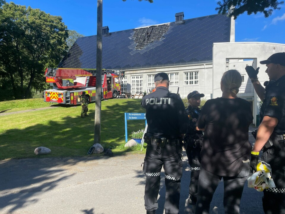 Brannvesenet har nå slukket takbrannen i Ris menighetshus. Brannvesenet har nå slukket takbrannen i Ris menighetshus.