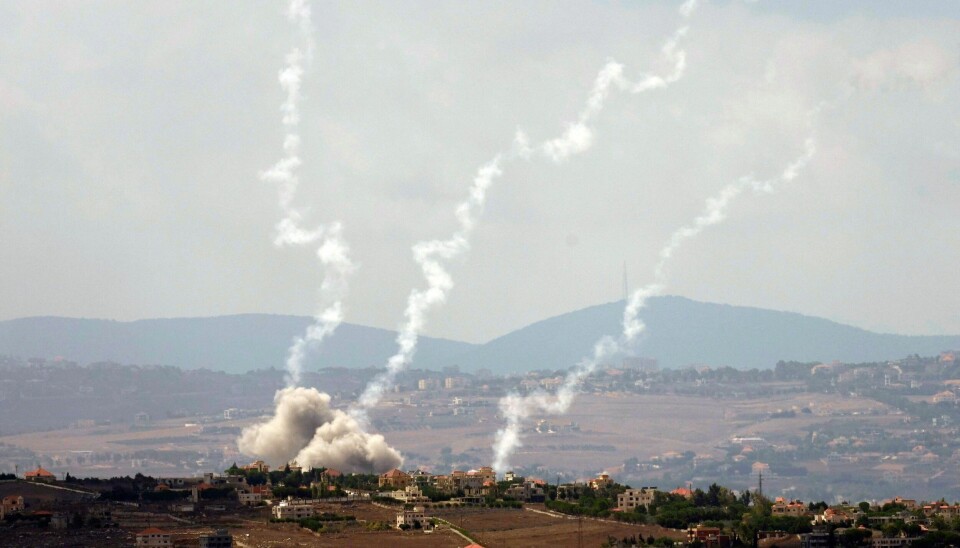 ANGREP: Israel gjennomfører mandag formiddag flere rakettangrep mot Libanon. Israel hevder å ha angrepet minst 300 Hizbollah-mål sør og øst i Libanon i morgentimene mandag. Dette bildet viser et angrep mot landsbyen Taybeh. Foto: AP / NTB
