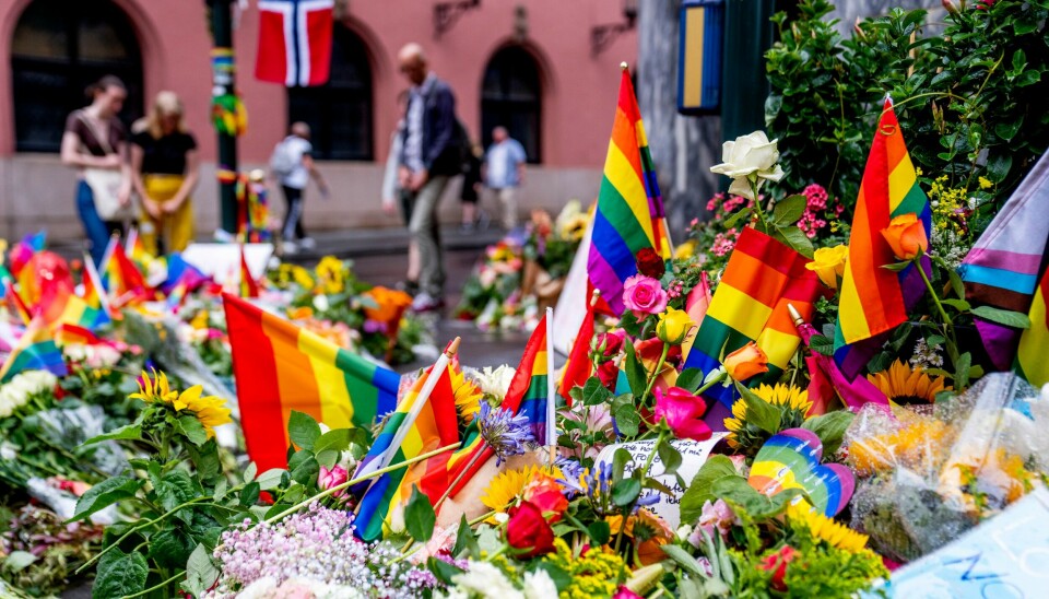 To personer ble drept og ni såret i masseskytingen i Oslo 25. juni 2022. Foto: Javad Parsa / NTB Folk la ned blomster og regnbueflagg etter at det natt til lørdag ble avfyrt flere skudd på utsiden av London pub i sentrum av Oslo. 21 personer ble skadd og to drept. Foto: Javad Parsa / NTB