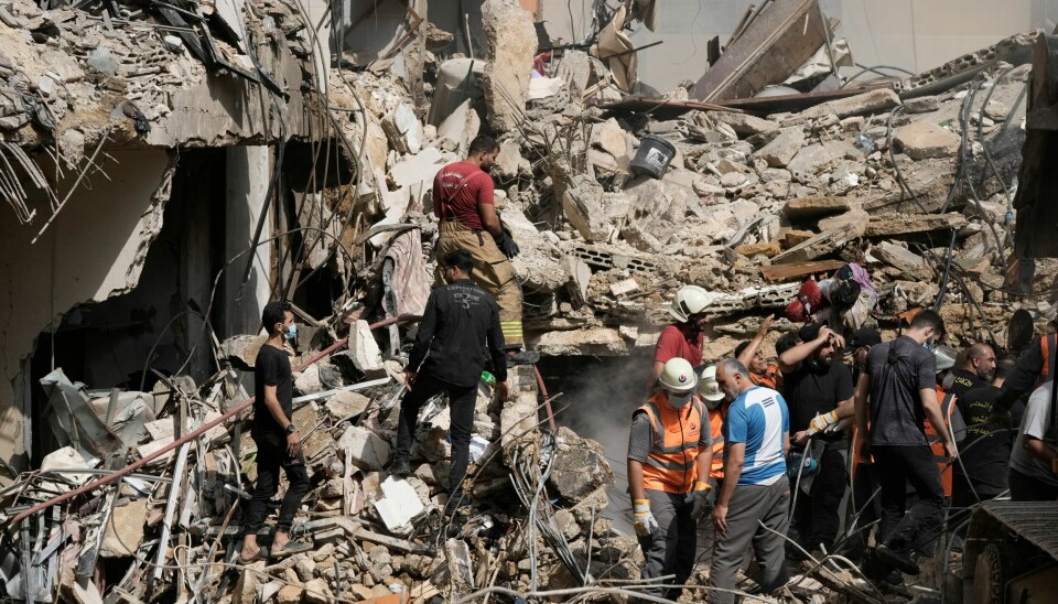 Redningsmannskaper søker lørdag etter savnede i ruinene av bygningen som ble truffet i det israelske angrepet i Beirut fredag. Redningsmannskaper søker lørdag etter savnede i ruinene av bygningen som ble truffet i det israelske angrepet i Beirut fredag. Foto: Bilal Hussein / AP / NTB