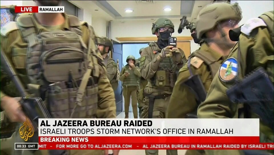 Israelske styrker i lokalene til Al Jazeera i Ramallah. Israelske styrker i lokalene til Al Jazeera i Ramallah. Foto: Al Jazeera via AP/NTB