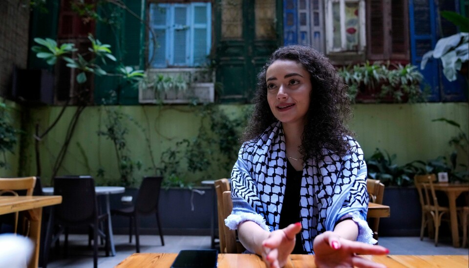 Plestia Alaqad, som i flere måneder rapporterte i sosiale medier om Israels angrep på Gazastripen, er sammen med flere andre palestinske journalister nominert til EUs øverste menneskerettspris, Sakharaov-prisen. Alaqad har nå kommet seg ut av Gaza og oppholder seg i eksil. Foto: AP / NTB Plestia Alaqad, som i flere måneder rapporterte i sosiale medier om Israels angrep på Gazastripen, er sammen med flere andre palestinske journalister nominert til EUs øverste menneskerettspris, Sakharaov-prisen. Alaqad har nå kommet seg ut av Gaza og oppholder seg i eksil. Foto: AP / NTB