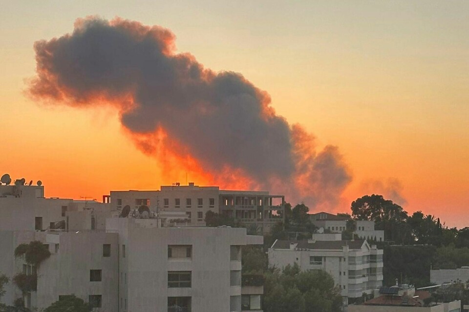 Kraftig røyk steg fredag kveld opp fra den sørlige delen av Beirut, der Israel gjennomførte flere angrep mot det de hevder var Hizbollahs militære hovedkvarter. Foto: AP / NTB Kraftig røyk steg fredag kveld opp fra den sørlige delen av Beirut, der Israel gjennomførte flere angrep mot det de hevder var Hizbollahs militære hovedkvarter. Foto: AP / NTB