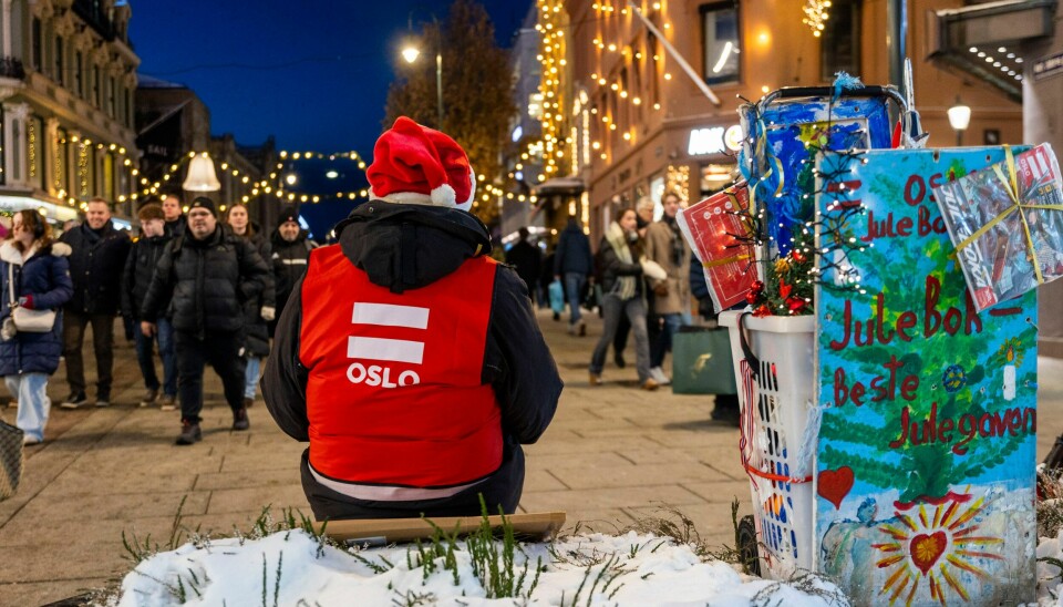 En =Oslo-selger sitter på benk i Karl Johans gate i juletiden i fjor. Foto: Frederik Ringnes / NTB En =Oslo-selger sitter på benk i Karl Johans gate i juletiden i fjor. Foto: Frederik Ringnes / NTB