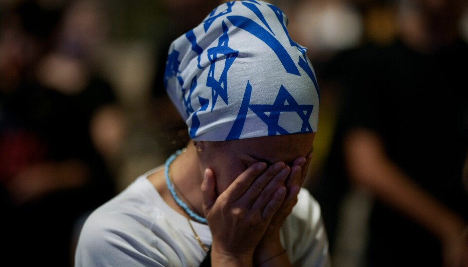 Bildet viser en israelsk demonstrant som 7. september deltok i en demonstrasjon i Tel Aviv for å legge press på regjeringen i Israel til å gjøre mer for å frigjøre gislene etter 7. oktober-angrepet. Foto: Leo Correa / AP / NTB Bildet viser en israelsk demonstrant som 7. september deltok i en demonstrasjon i Tel Aviv for å legge press på regjeringen i Israel til å gjøre mer for å frigjøre gislene etter 7. oktober-angrepet. Foto: Leo Correa / AP / NTB