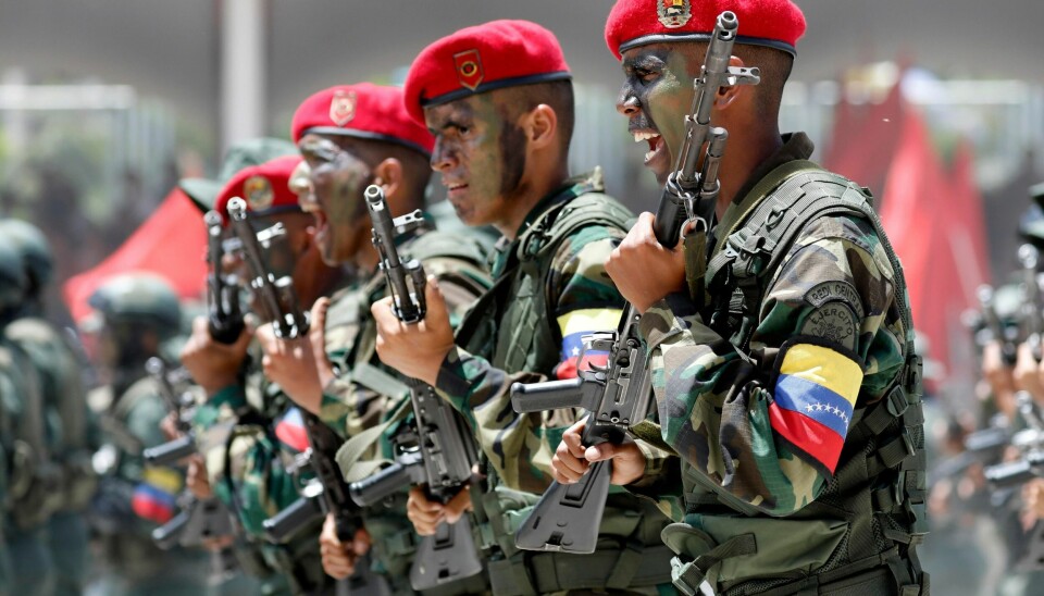 Sist fredag markerte soldater Venezuelas nasjonaldag i Caracas, samtidig som andre fortsatt demonstrasjonene mot president Nicolás Maduro og sosialistregimet.