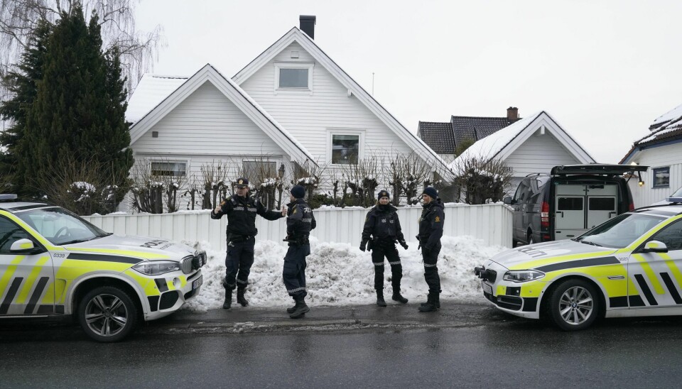 Politiet gjør torsdag undersøkelser utenfor justisministerens hus. Nå er Tor Mikkel Waras samboer siktet for å ha tent på familiens bil.