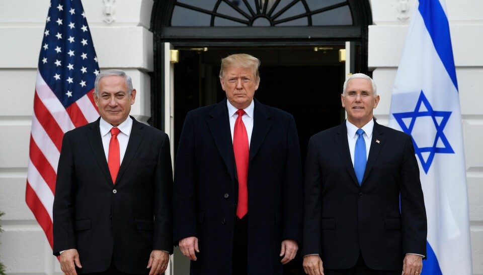 sraels statsminister Benjamin Netanyahu (t.v.), USAs president Donald Trump og den amerikanske visepresidenten Mike Pence utenfor Det hvite hus i Washington mandag. Omtrent samtidig som de møttes, begynte den israelske hæren angrep mot mål på Gazastripen.