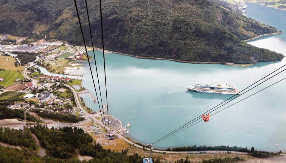 Loen Skylift tar cruiseturistene med gondol fra fjorden og opp til fjellet Hoven på 1011 moh. Det to år gamle anlegget har flerdoblet turistinntektene i Nordfjord.