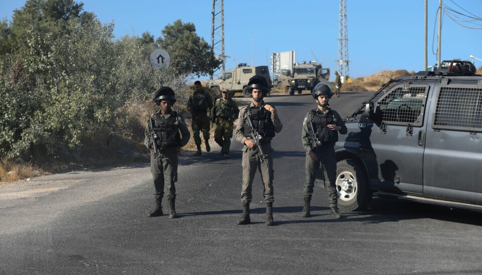 Isrealske soldater på området hvor en 18 år gammel israelsk mann ble funnet drept