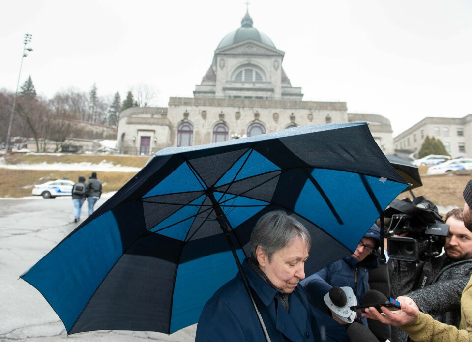 En kvinne snakker med pressen utenfor St. Joseph's-kirken etter knivstikkingen fredag.