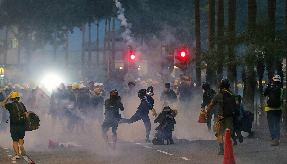 TÅREGASS: Det går hardt for seg når demonstranter og opprørspoliti møtes i Hongkong. Men Kinaekspert Hans Jørgen Gåsemyr tror ikke opprørspolitiet får selskap av militæret.