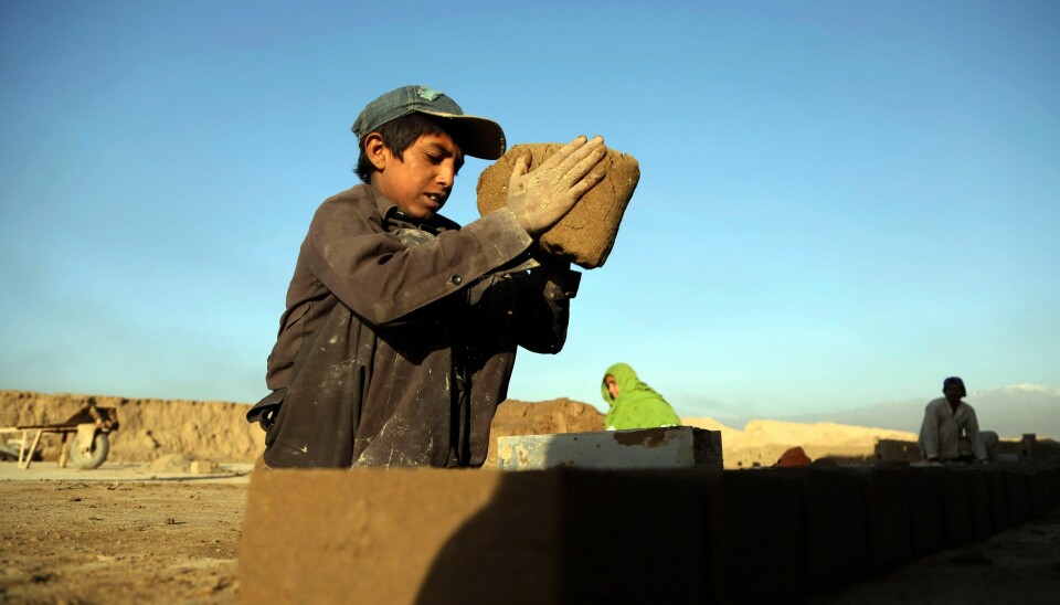 Kamran (10) jobber på mursteinsfabrikk utenfor Kabul. Skole er en luksusaktivitet familien hans ikke kan ta seg råd til.