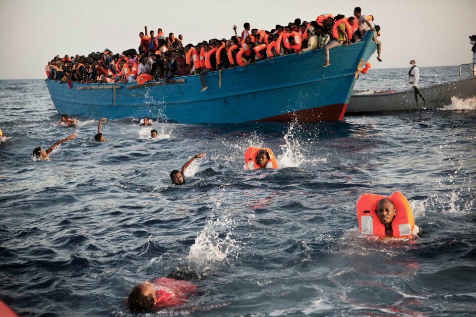 Arkivfoto fra 2016. Migranter, de fleste fra Eritrea, hopper i vannet under en redningsoperasjon i Middelhavet utenfor kysten av Libya. Foto: Emilio Morenatti / AP / NTB scanpix