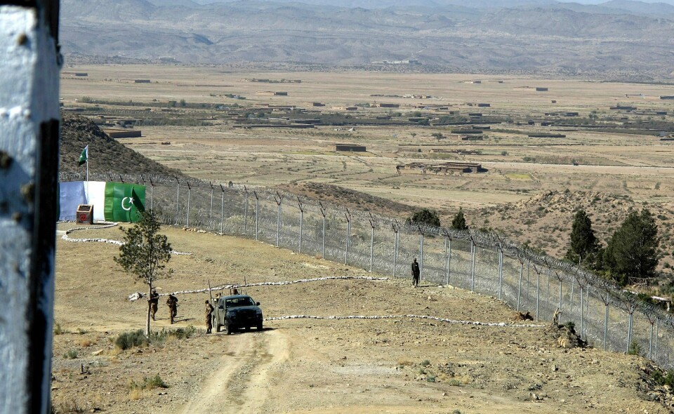 Pakistanske soldater vokter barrieren som er i ferd med å nærme seg halvveis fullført på den 2.400 kilometer lange grensen mellom Pakistan og Afghanistan.