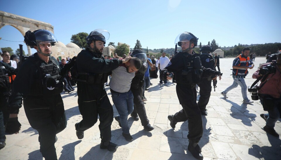 Palestinere støtte sammen med israelsk politi ved al-Aqsa-moskeen i Jerusalem søndag. Minst 14 personer ble skadd, ifølge helsepersonell.