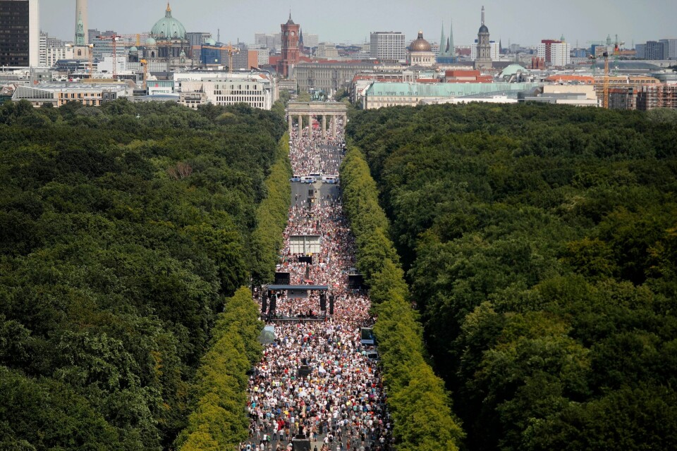 Til tross for økende antall koronasmittede demonstrerte tusenvis i Berlin lørdag for å få slutt på alle koronarestriksjonene i Tyskland. I følge politiet marsjerte opptil 17.000 mennesker gjennom byen, etterfulgt av et møte med 20.000 mennesker, skriver den tyske avisen Süddeutsche Zeitung.