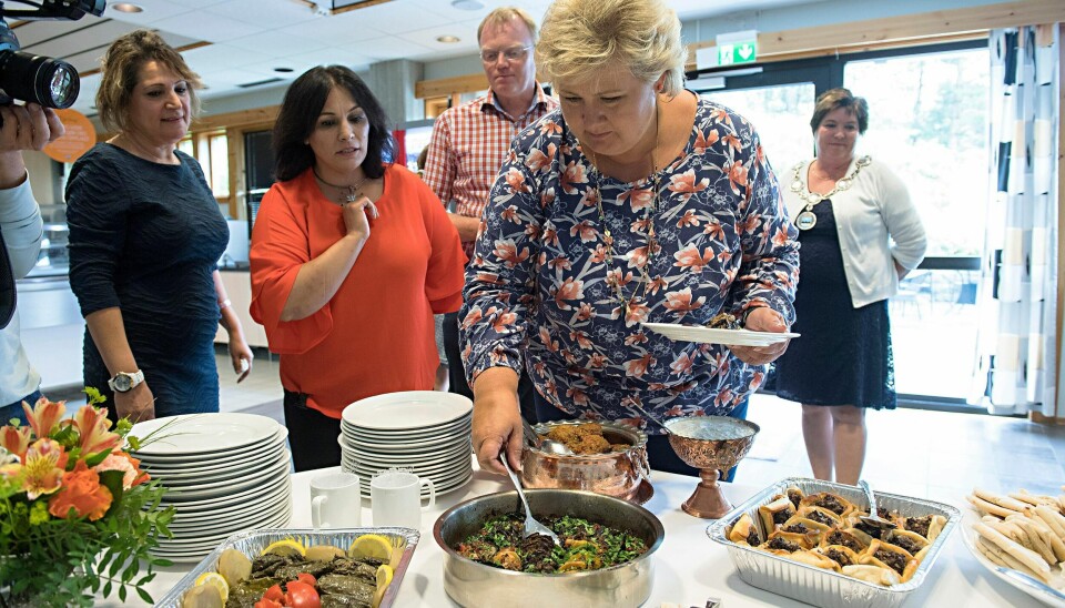 I valkampen i 2017 blei statsminister Erna Solberg servert mat som flyktningar busette i Fjell kommune hadde laga. Nå krev Røde Kors at Solberg gjer det enklare for flyktningar å få familiane til Norge ved å fjerne gebyret for å søkje familiegjenforening.