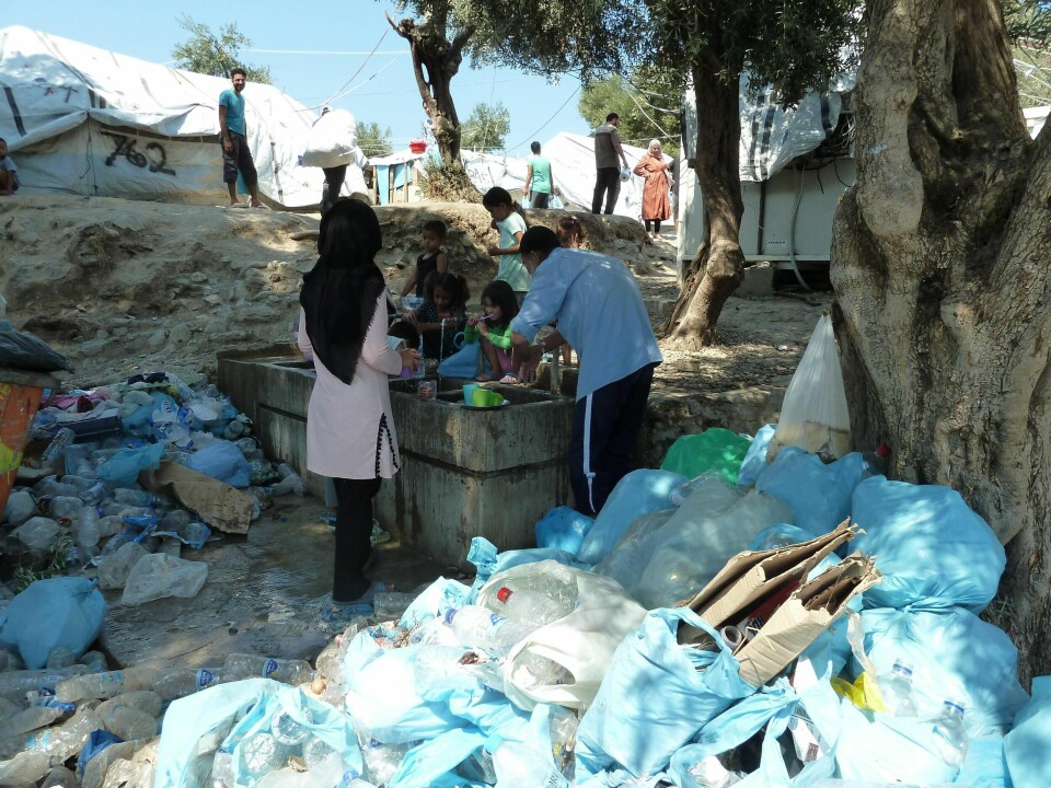 Beboerne i Moria-leiren på Lesvos forsøker å holde seg selv og omgivelsene så rene som mulig. Skal de dusje, må de stå en time eller mer i kø. Mange sverger til våtservietter.
